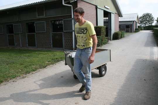 Chef am Futterwagen ist Dirk Hackelbusch